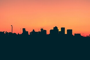夕阳下的城市建筑剪影