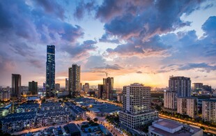 城市黄昏天际线壮丽景观