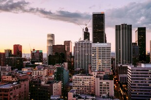 城市黄昏天际线景观