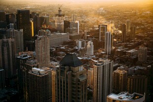 夕阳下的繁华都市景观