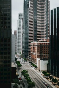 城市高楼间的宽阔街道