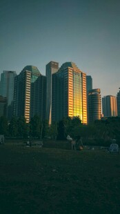 黄昏下的城市高楼景观