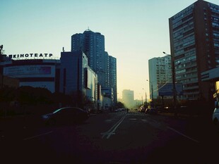 城市街道黄昏景象