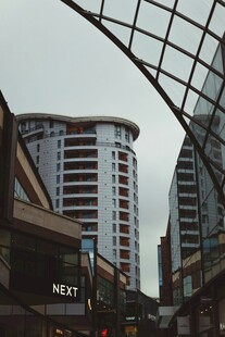 城市街道旁的现代建筑景观