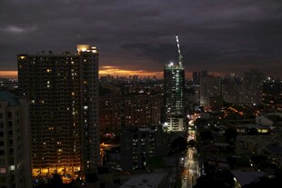 夜幕下的城市天际线