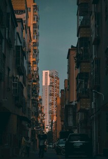 狭窄巷道间的城市建筑