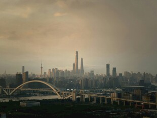 黄昏下的城市与桥梁景观