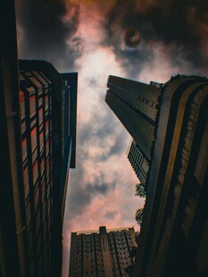 都市黄昏下的高楼景观