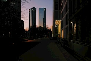 城市黄昏街道与高楼景观
