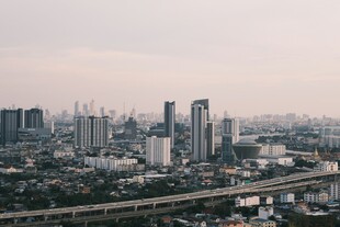 城市天际线与高架桥景观