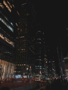 都市夜景中的繁华街道