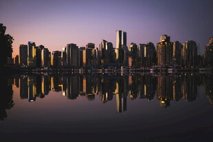 城市夜景倒影