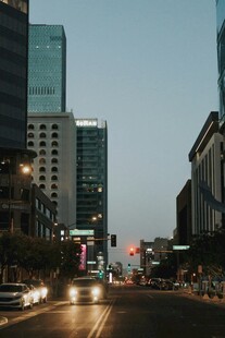 城市黄昏下的繁华街道