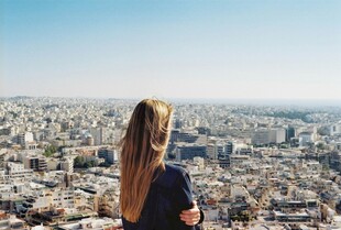 女子俯瞰繁华城市景观