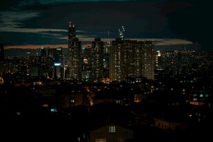 城市夜景璀璨高楼林立