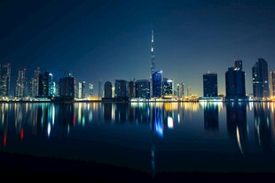 城市与水面的辉映