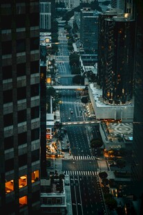城市夜景俯瞰繁华街道