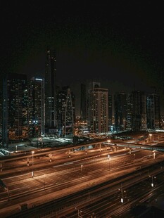 城市夜景中的车流光影