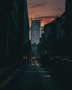 黄昏下的城市街道景象