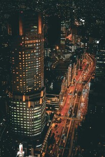 城市夜景中的璀璨车流