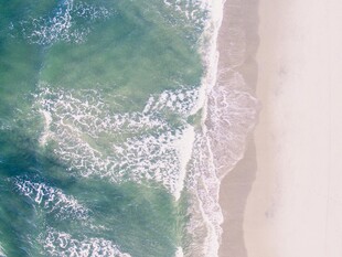 俯瞰海浪拍岸的美丽沙滩