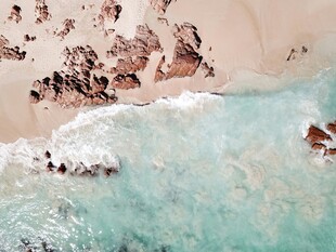 俯瞰美丽海滩与海浪