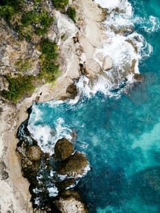 俯瞰碧海与嶙峋礁石