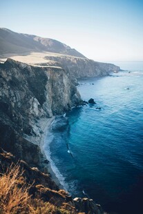 海岸悬崖边的壮丽海景