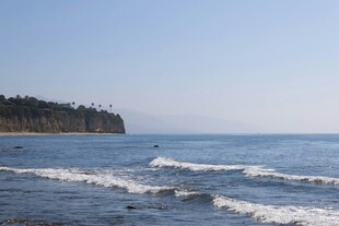 海浪拍岸
