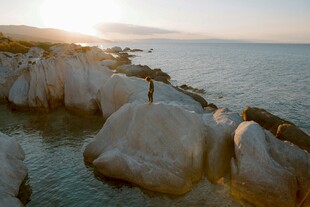 海边岩石上的美丽日落景象