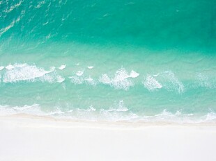 碧海白沙的美丽海岸线