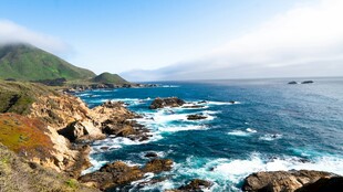 碧海与嶙峋礁石