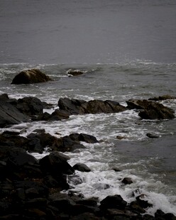 海边礁石与翻涌海浪