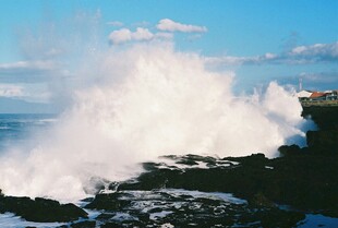 海浪拍击礁石壮观景象