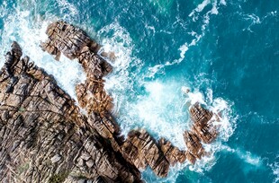 俯瞰蔚蓝大海与嶙峋礁石