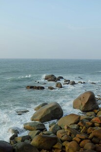 海边礁石与翻涌海浪