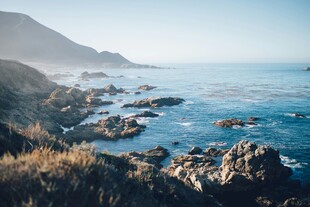 岩石与碧海蓝天