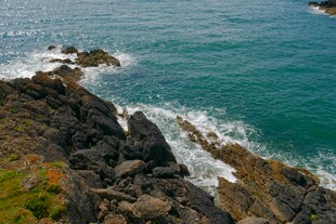 海岸礁石与翻涌海浪