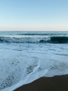 海浪拍打沙滩的美丽景象