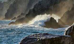 海浪拍击嶙峋礁石