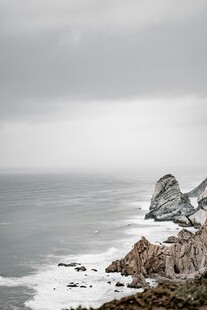 海边嶙峋岩石与苍茫大海