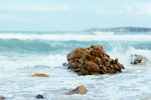 海浪拍击礁石的美丽景象