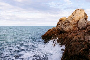 海边礁石与翻涌海浪