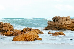 海边嶙峋礁石与翻涌海浪