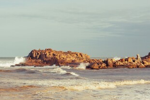 海边嶙峋礁石与翻涌海浪
