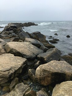 海边嶙峋礁石景观