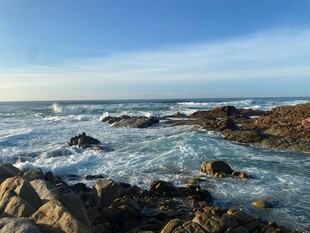 海边礁石与翻涌海浪