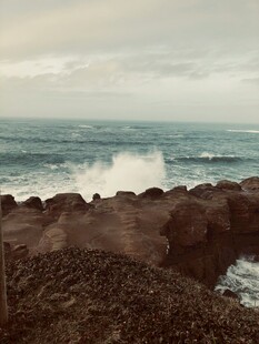 海边礁石与翻涌海浪