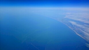 高空俯瞰蓝色海洋与陆地