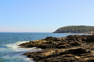 海岸边的嶙峋礁石与碧海